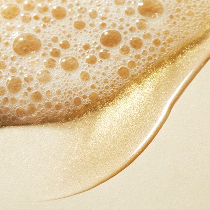 Nuxe Prodigieux Shower Oil 200 ml dusjolje gir fuktighet og glød med en glitrende gyllen tekstur og lett skum.