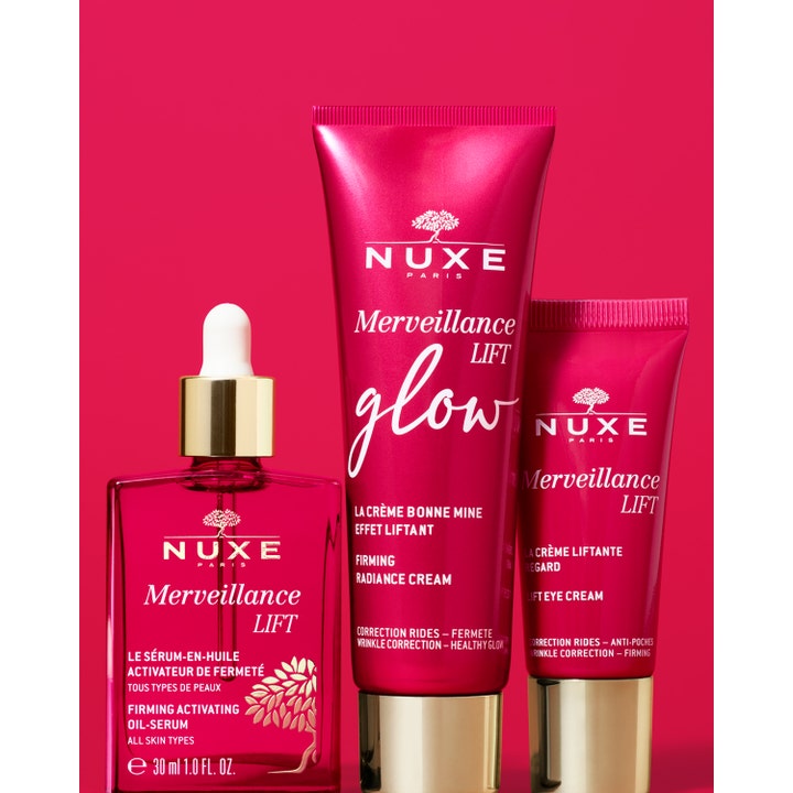 Nuxe Merveillance Lift Glow 50 ml oppstrammende dagkrem i rosa tube med gullkork ved siden av serum