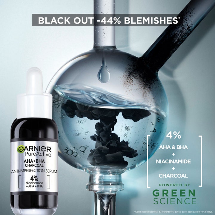 Garnier PureActive Blemish Black Out Serum 30 ml ansiktsserum mot urenheter med kull i en vitenskapelig glasskolbe