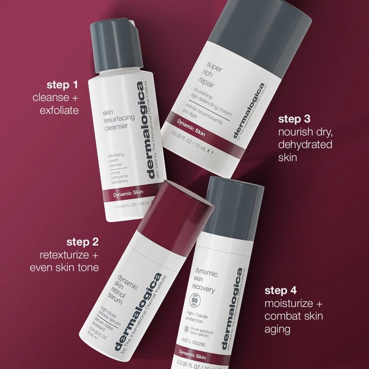 Dermalogica Skin Aging Solutions hudpleiesett med fire produkter for rens, retinol og SPF på rød bakgrunn.