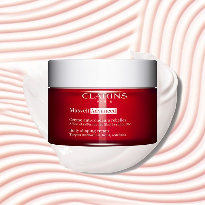 Clarins Masvelt Advanced Body Shaping Cream 200 ml oppstrammende kroppskrem i rød krukke på hvit kremtekstur.