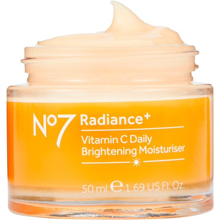 No7 Radiance + Brightening Moisturiser 50 ml glødgivende ansiktskrem med Vitamin C i åpen oransje glasskrukke