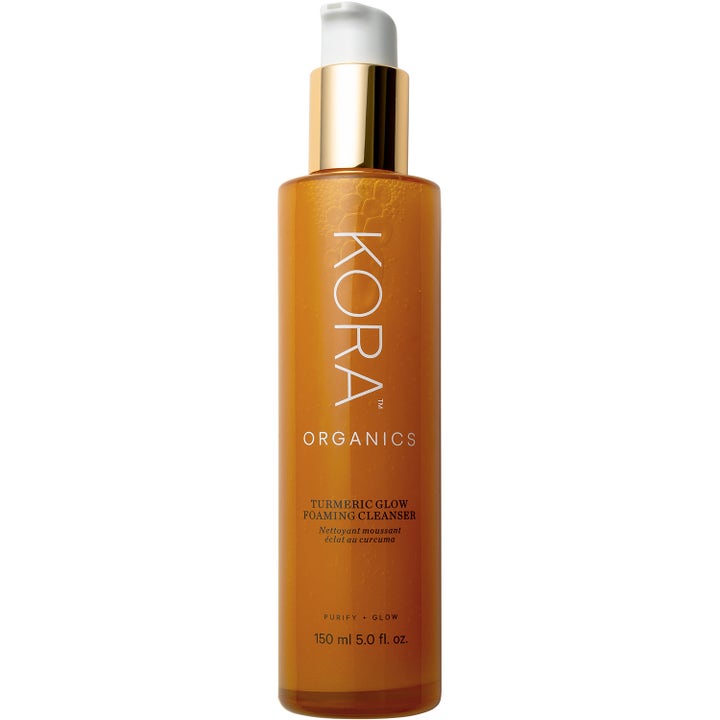 Kora Organics Turmeric Glow Foaming Cleanser 150 ml ansiktsrens som gir glød i ravgul flaske med gullpumpe