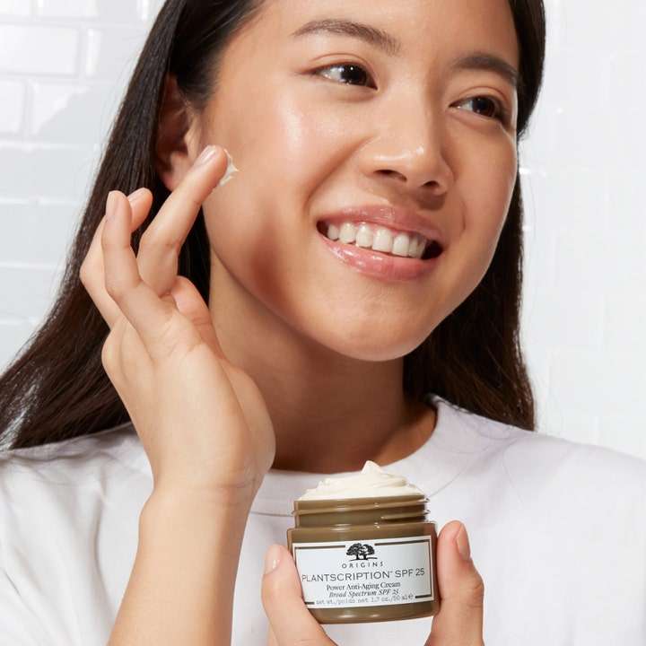 Origins Plantscription SPF25 Power Anti-Aging Cream 50 ml foryngende dagkrem som en kvinne påfører fra grønn krukke