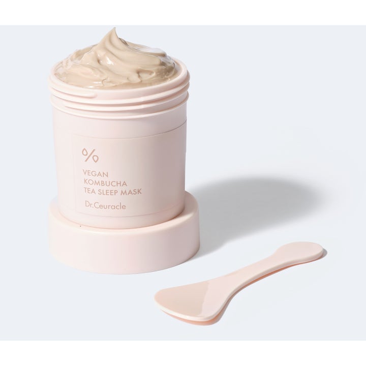 Dr. Ceuracle Vegan Kombucha Tea Sleep Mask 100 g fuktighetsgivende nattmask i rosa krukke med fyldig krem og spatel