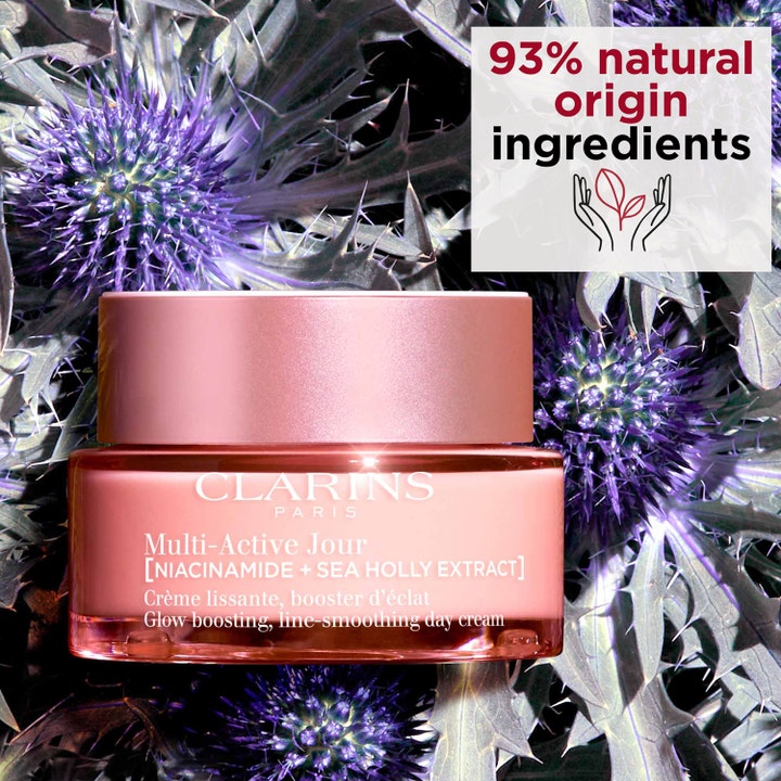 Clarins Multi-Active Jour 50 ml glattende dagkrem i rosa glasskrukke foran lilla tistler