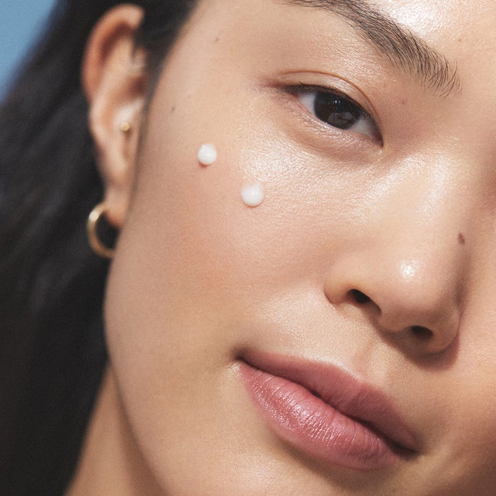 KORA Organics Plant Stem Cell Retinol Alternative Serum 30 ml påføres ansiktet med dråper av hvit tekstur