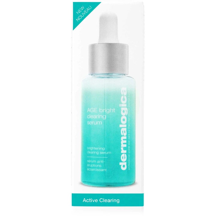 Dermalogica AGE Bright Clearing Serum 30 ml ansiktsserum i hvit eske med bilde av blå glassflaske og sølvfarget kork.