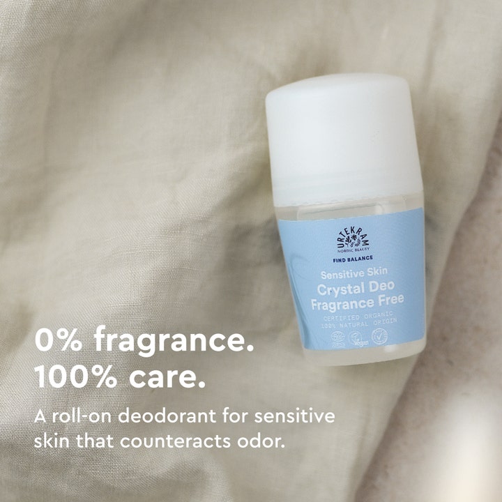 Urtekram Fragrance Free Deodorant 50 ml parfymefri krystall-deo i hvit flaske med lyseblå etikett på beige tekstil