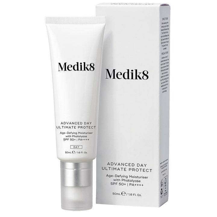 Medik8 Advanced Day Ultimate Protect 50 ml fuktighetsgivende solkrem SPF 50+ i hvit tube med sølvkork og eske