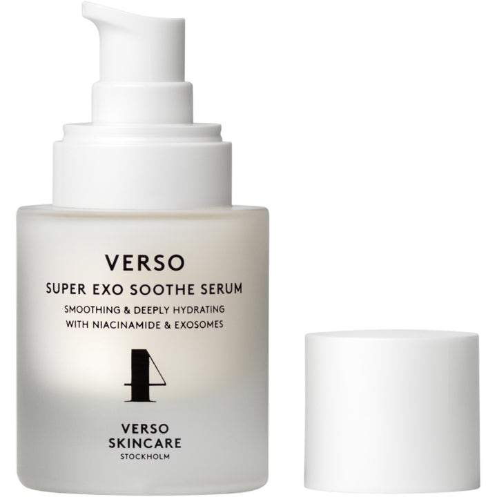 Verso Super Exo Soothe Serum 30 ml beroligende ansiktsserum i frostet glassflaske med hvit pumpe