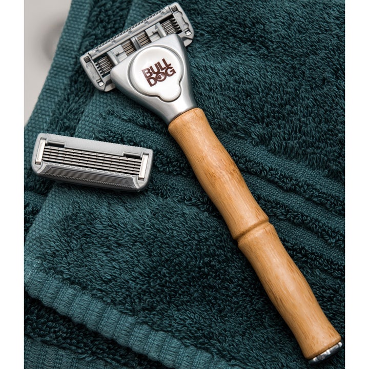 Bulldog Original Steel Blades 4 stk barbering med bambushåndtak og stålblader på et mørkegrønt håndkle