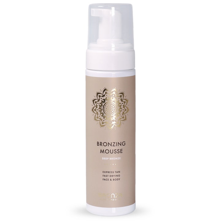 Bronza Bronzing Mousse Deep Bronze selvbruning som gir dyp farge i beige flaske med hvit pumpe og gullfarget mandala