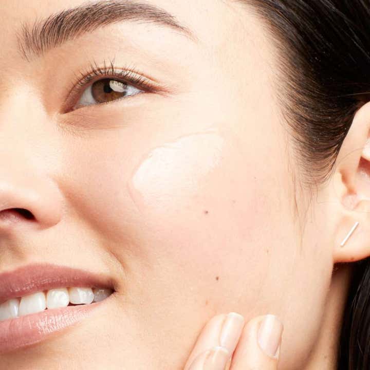 Clinique Moisture Surge 100H 125 ml fuktighetsgivende ansiktskrem med en lett rosa geltekstur som smelter inn i huden