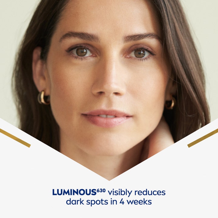 NIVEA LUMINOUS 630 Anti Dark-Spot Tinted Fluid 40 ml dagkrem på kvinne med jevn hudtone og glød