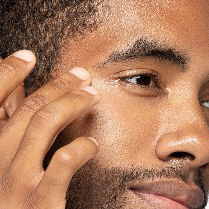 Dermalogica Awaken Peptide Eye Gel 15 ml oppstrammende øyegelé påføres huden rundt øynene på en mann