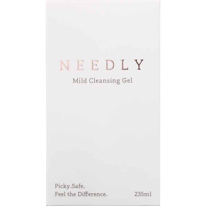 NEEDLY Mild Cleansing Gel 235 ml ansiktsrens i hvit ytteremballasje som gir en ren og frisk følelse