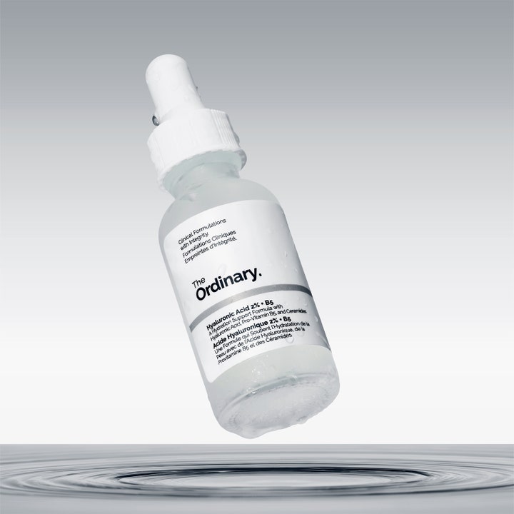 The Ordinary Hyaluronic Acid 2% + B5 V2 60 ml fuktighetsserum i frostet glassflaske med pipette og vanndråper