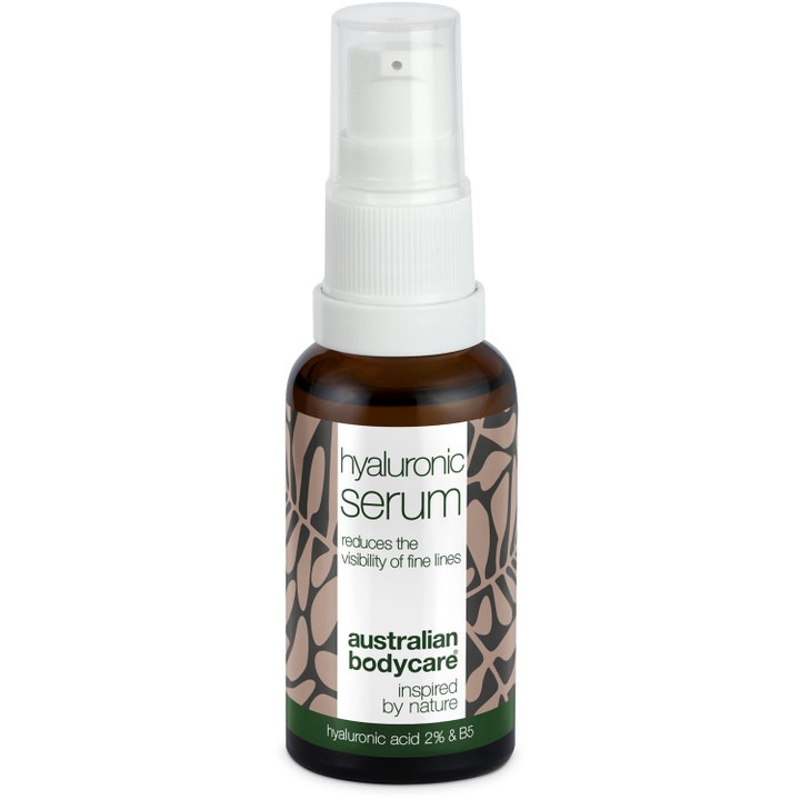 Australian Bodycare Hyaluronic Serum fuktighetsgivende ansiktsserum i brun glassflaske med hvit pumpe og mønstret etikett.