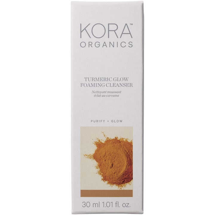 KORA Organics Turmeric Glow Foaming Cleanser 30 ml renseskum som gir glød i hvit eske med bilde av gurkemeie