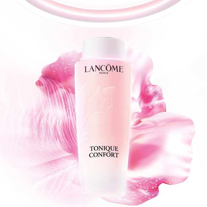 Lancôme Tonique Confort 400 ml fuktighetsgivende ansiktsvann i rosa flaske mot en bakgrunn av våte roseblader