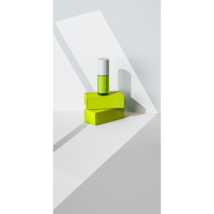 Niche Beauty Lab Theramid Smoothing Treatment 30 ml serum på grønne esker i et lyst rom