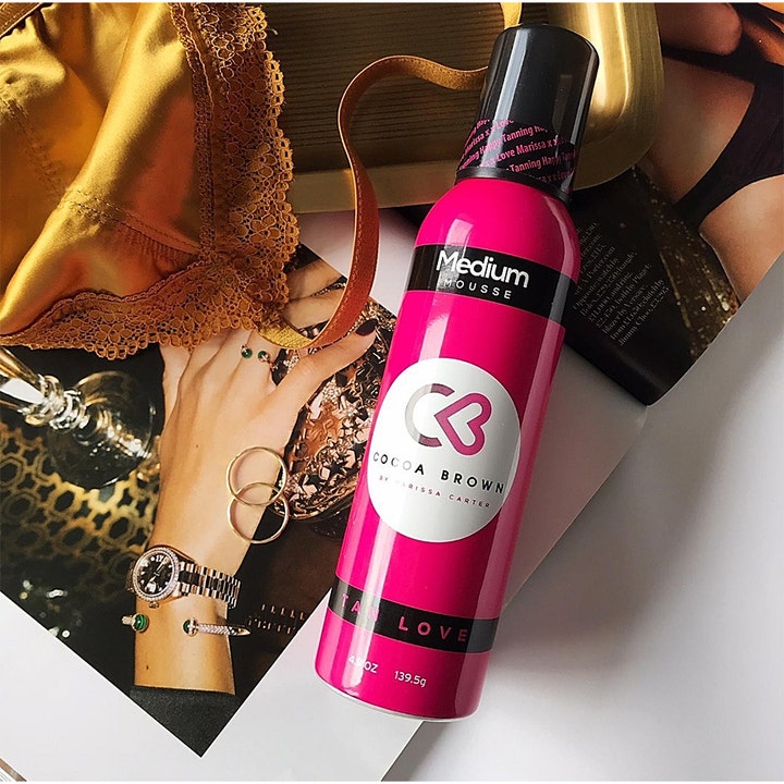 Cocoa Brown 1 Hour Tan Medium 150 ml selvbruning mousse gir rask glød i rosa sprayflaske med sort kork.