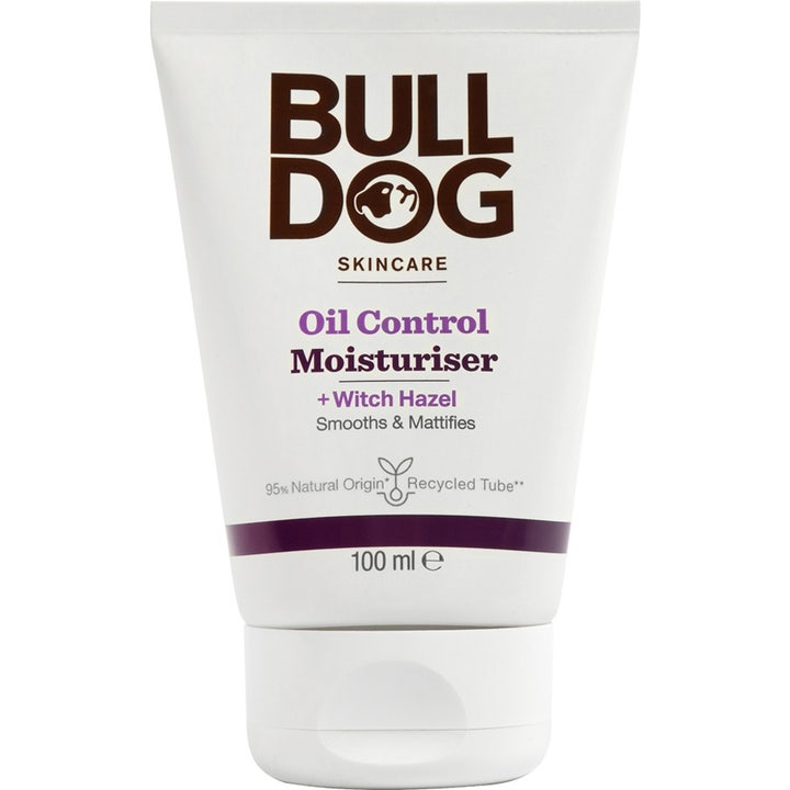 Bulldog Oil Control Moisturiser 100 ml mattifiserende ansiktskrem med trollhassel i en hvit tube med lilla detaljer