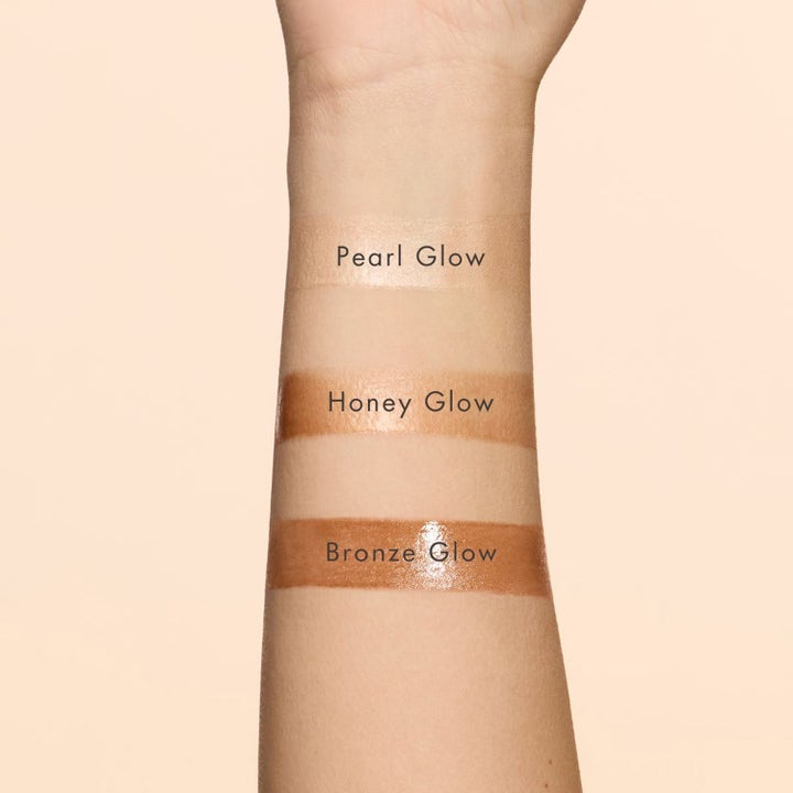Hickap Pearl Glow Serum 30 ml fuktgivende serum med glitrende swatches av Pearl, Honey og Bronze Glow på en arm.