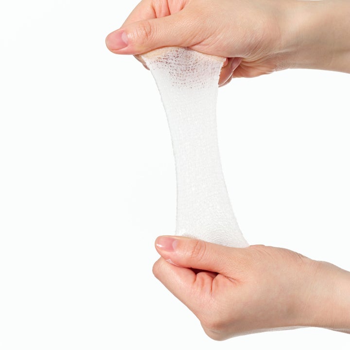 Dr. Ceuracle PLC Calming Solution Pad 130 stk beroligende toner med tøyelig hvit mesh-tekstur som strekkes ut.