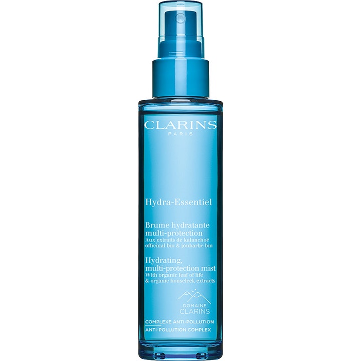 Clarins Hydra-Essentiel 75 ml fuktighetsgivende ansiktsspray i en blå gjennomsiktig flaske med spraypumpe.