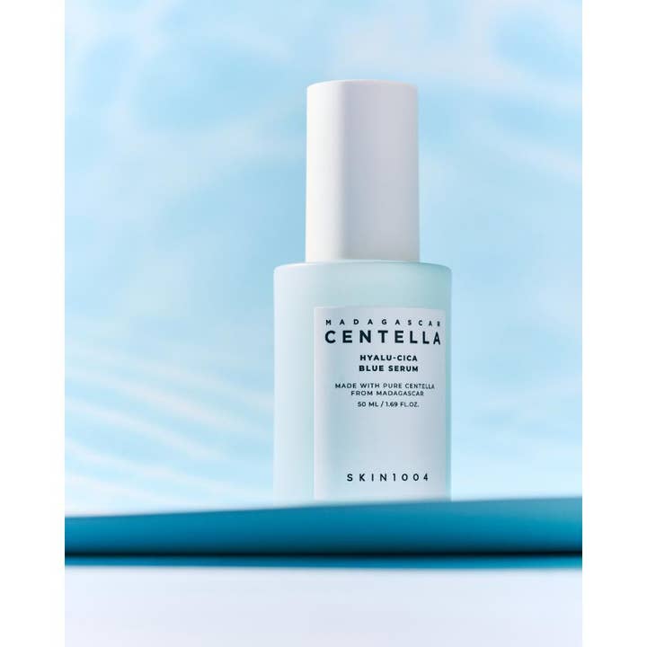 SKIN1004 Madagascar Centella Hyalu-Cica Blue Serum 30 ml fuktighetsgivende serum i lyseblå flaske med hvit kork.
