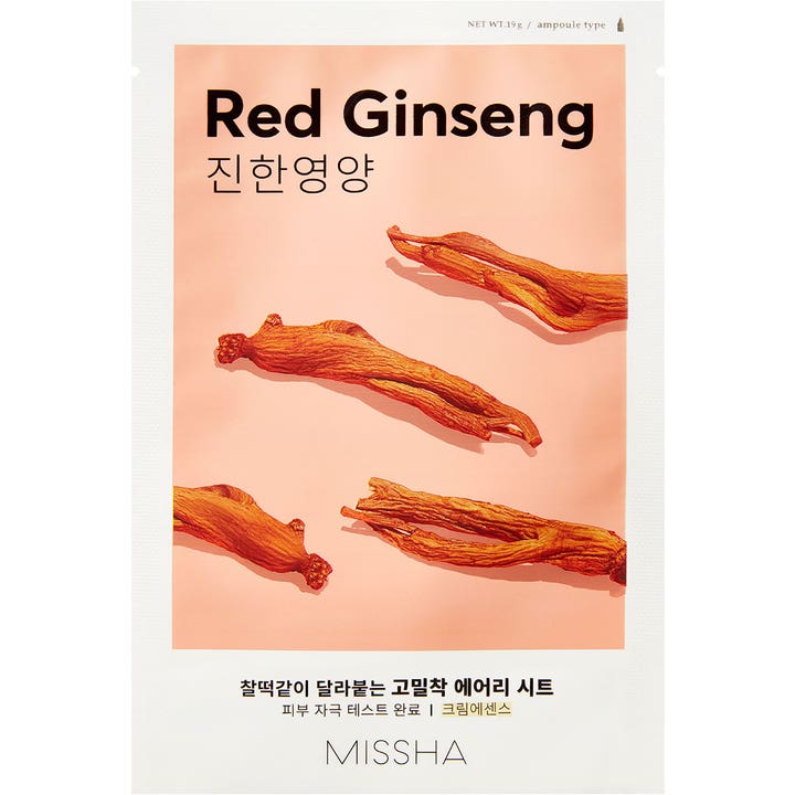 Missha Red Ginseng 19 g næringsgivende ansiktsmaske i hvit forpakning med rød ginsengrot på ferskenfarget bakgrunn