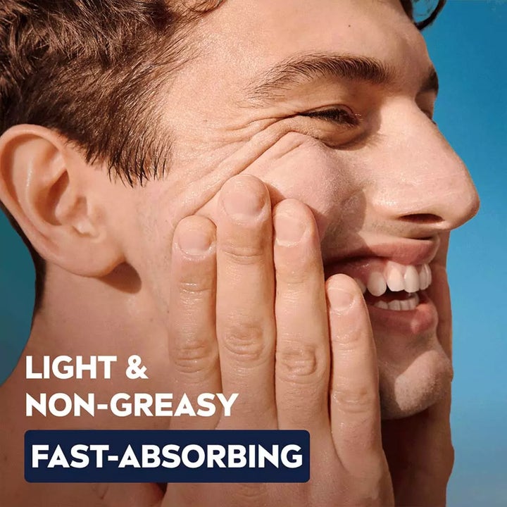 NIVEA Sensitive Daily Protect Moisturiser SPF30 50 ml dagkrem påføres av mann med tekst light & non-greasy.