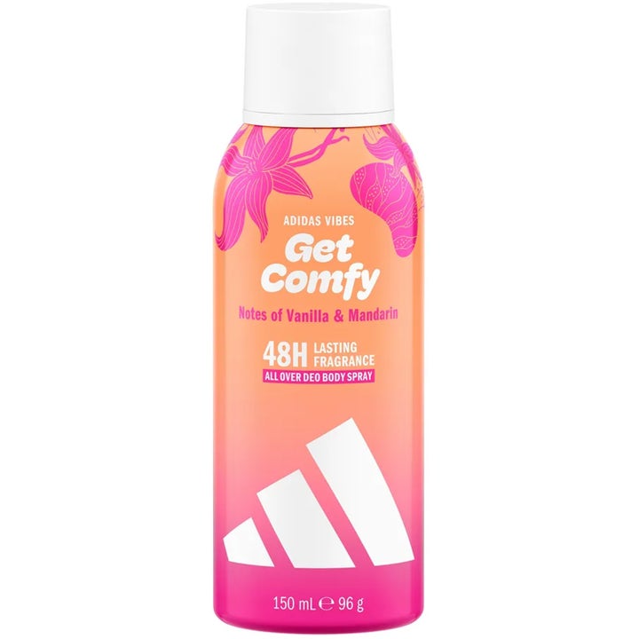Adidas Vibes Get Comfy 150 ml deospray gir langvarig duft i en fargerik oransje og rosa flaske med hvitt lokk.
