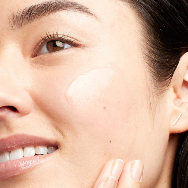 Clinique Moisture Surge 100H 15 ml fuktighetsgivende ansiktskrem gir glød med en lett rosa gel-krem påført på kinnet.