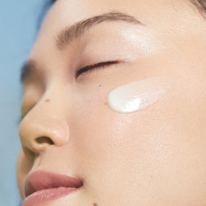 KORA Organics Active Algae Lightweight Moisturizer 50 ml ansiktskrem gir fukt med lett hvit tekstur på huden