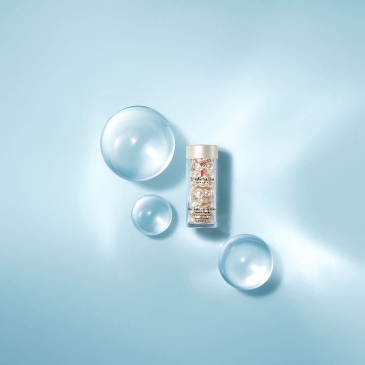 Elizabeth Arden Ceramide Capsules Hyaluronic Acid + Peptides 30 stk serumkapsler i krukke omgitt av vannbobler
