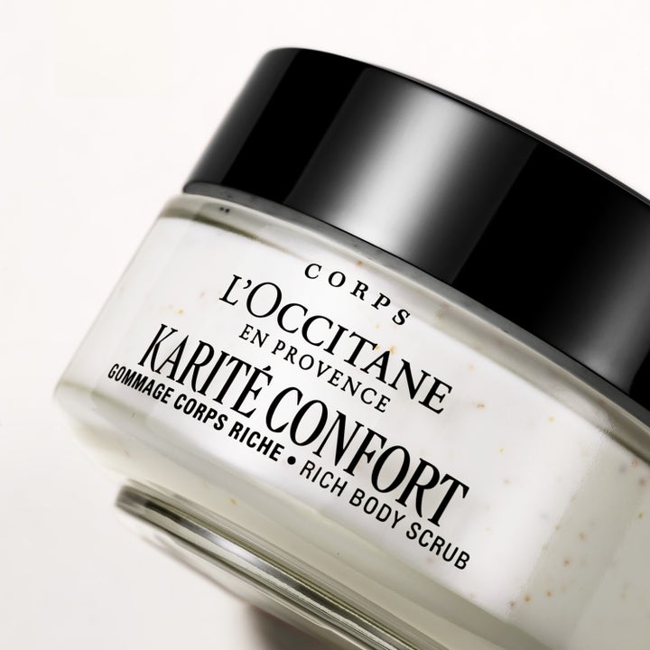 L'Occitane Shea Butter Rich Body Scrub 200 ml eksfolierende kroppskrem i glasskrukke med sort lokk