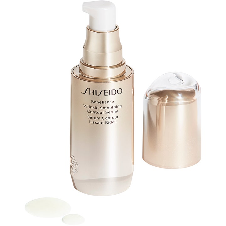 Shiseido Benefiance Wrinkle Smoothing Serum 30 ml rynkebekjempende serum i gullflaske med hvit pumpe og kremet dråpe