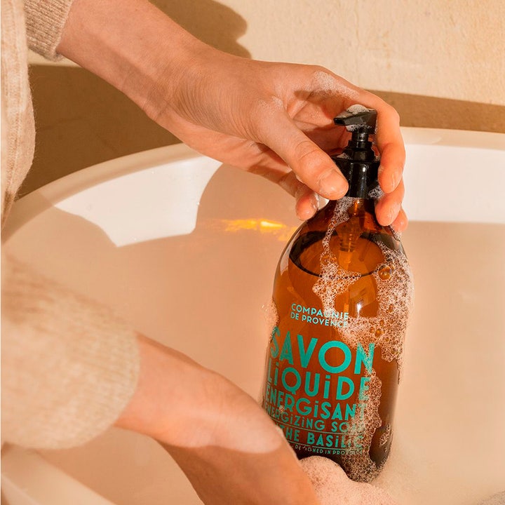 Compagnie de Provence Liquid Marseille Soap Mint Basil 495 ml handtvål i brun glassflaske som gir et friskt skum.