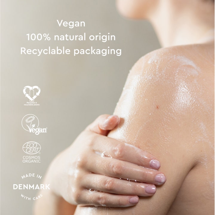 Urtekram Wild Lemongrass Body Wash 500 ml vegansk dusjsåpe som viser skummende tekstur på hud og naturlig opprinnelse.