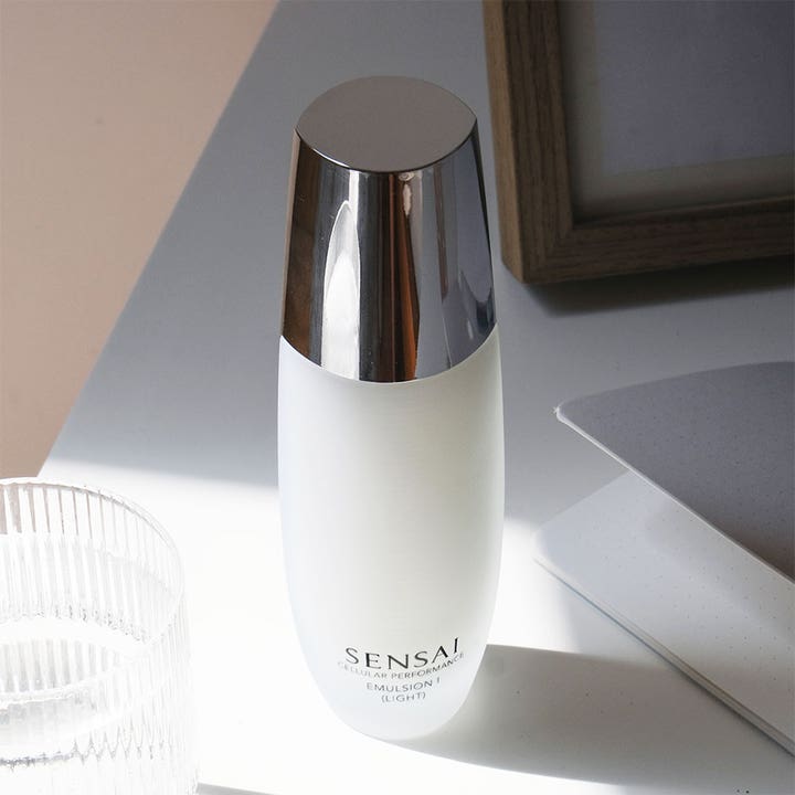 Sensai Cellular Performance Emulsion I Light 100 ml fuktighetskrem i hvit frostet flaske med sølvlokk