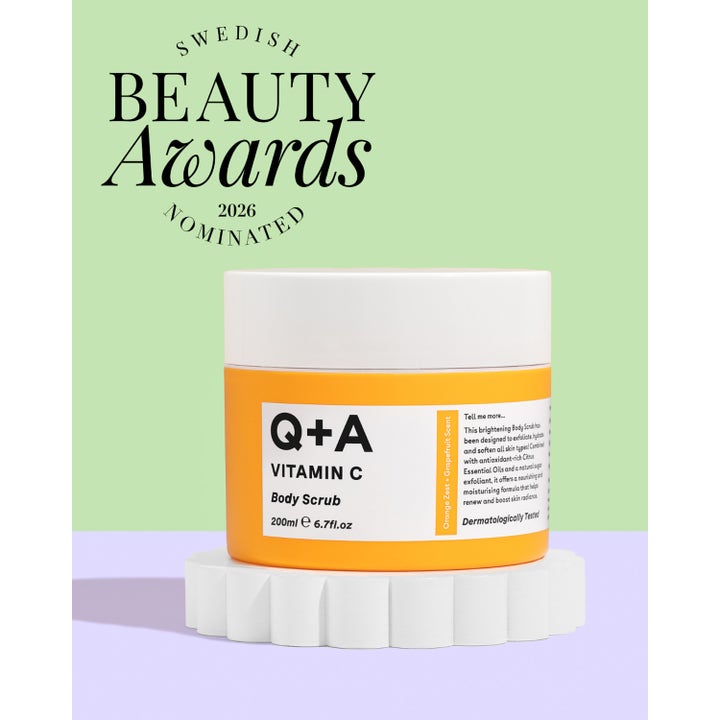 Q+A Vitamin C Body Scrub 200 ml glødgivende kroppsskrubb i oransje krukke med Swedish Beauty Awards-merke