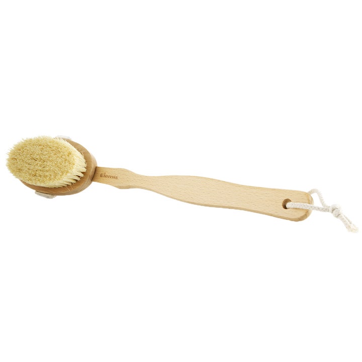 Elemis Body Detox Skin Brush 1 stk kroppsbørste i lyst tre med naturlig bust og langt skaft som gir glattere hud.