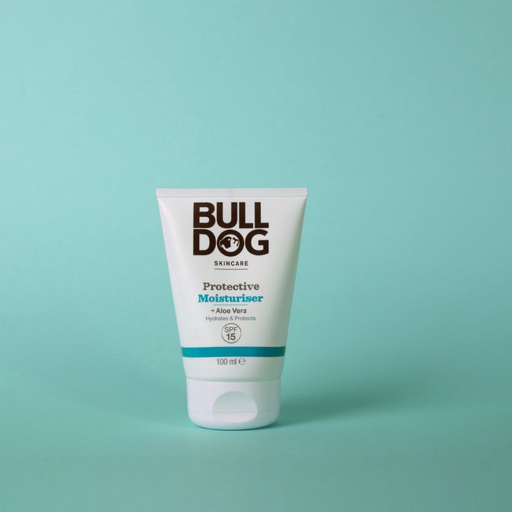 Bulldog Protective Moisturiser 100 ml fuktighetskrem med SPF 15 og aloe vera i hvit tube på blå bakgrunn