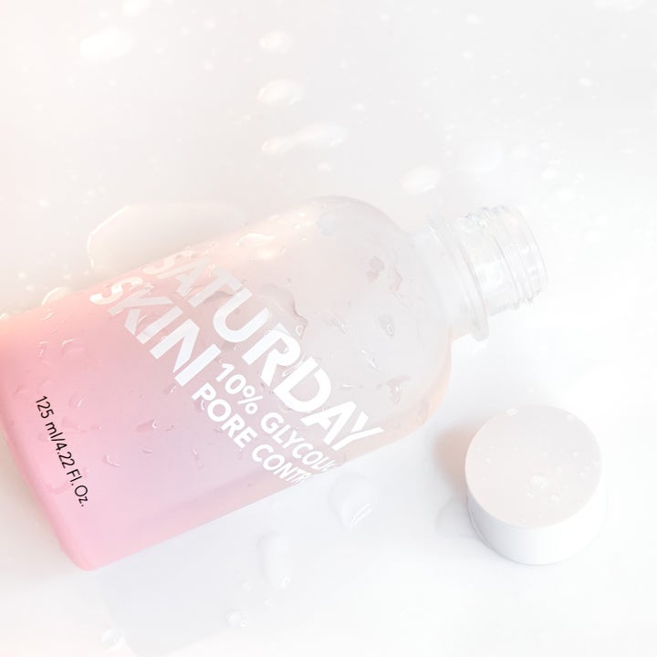 Saturday Skin Pore Clarifying Toner 125 ml eksfolierende ansiktsvann med 10% glykolsyre i frostet rosa flaske.