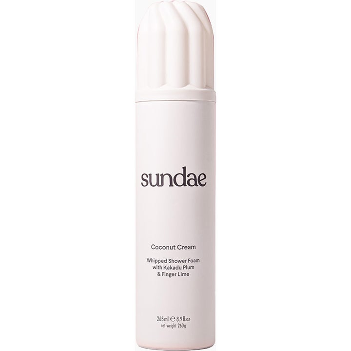 Sundae Coconut Cream 265ml pleiende dusjskum i hvit sprayflaske med en unik kork formet som pisket krem.