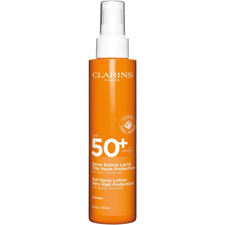 Clarins Sun Spray Lotion SPF 50+ solspray gir høy UV-beskyttelse i en oransje sprayflaske med hvit pumpe