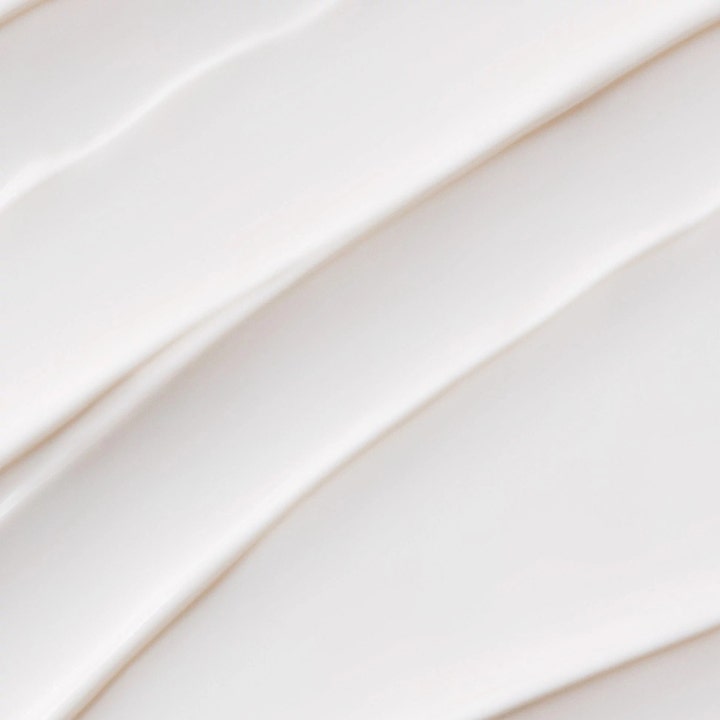 Dermalogica Prisma Protect SPF30 50 ml solkrem for ansiktet som gir fukt med en hvit kremtekstur i myke strøk.